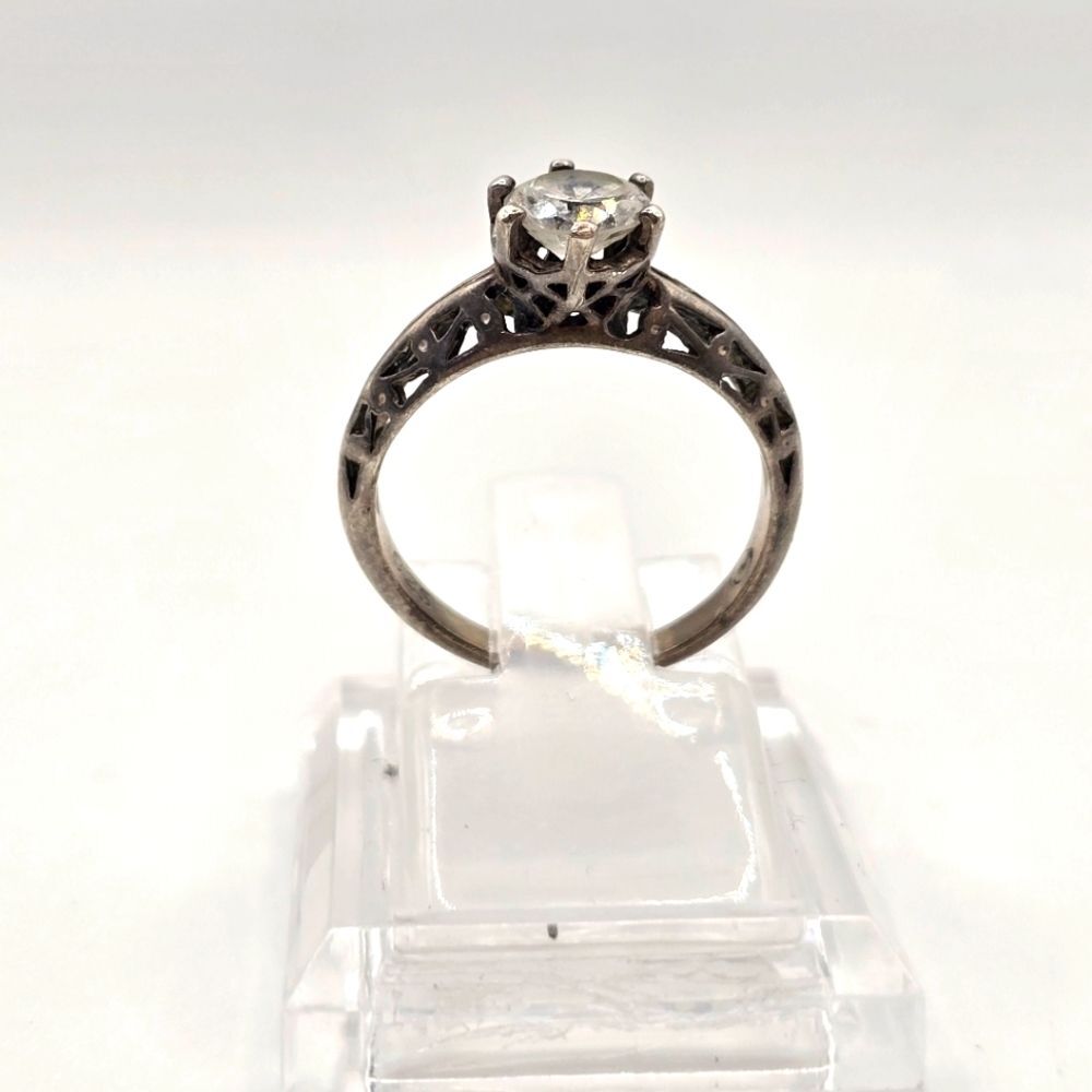 STERLING SILVER & LARGE CUBIC ZIRCONIA ACCENTED RING - SIZE 5.75